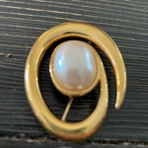 Elegant Gold Tone and Pearl Swirl Brooch